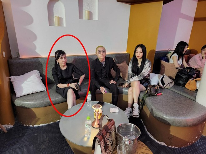 Bắt “nữ quái” tổ chức tiệc mà tuý cho con nuôi trong quán bar -0
