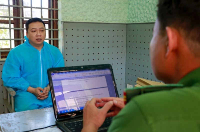 Triệt xoá sòng bạc trong quán karaoke tạm có 2 khẩu súng  -0