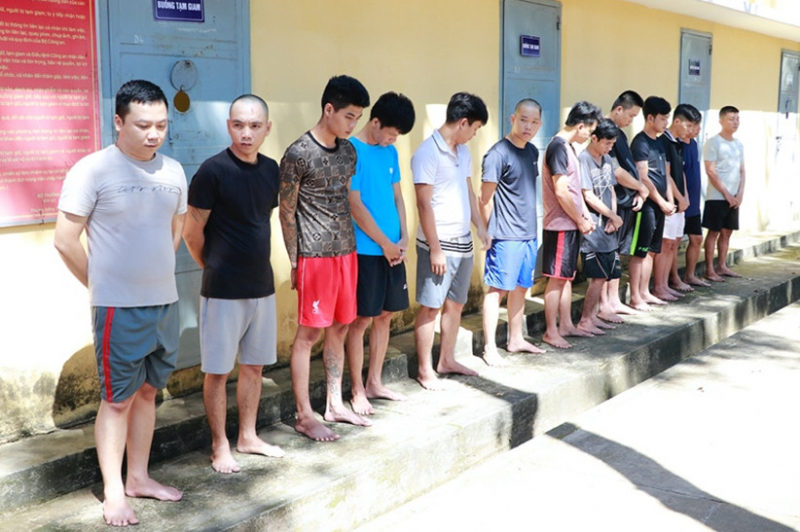 Triệt xoá sòng bạc trong quán karaoke tạm có 2 khẩu súng  -0