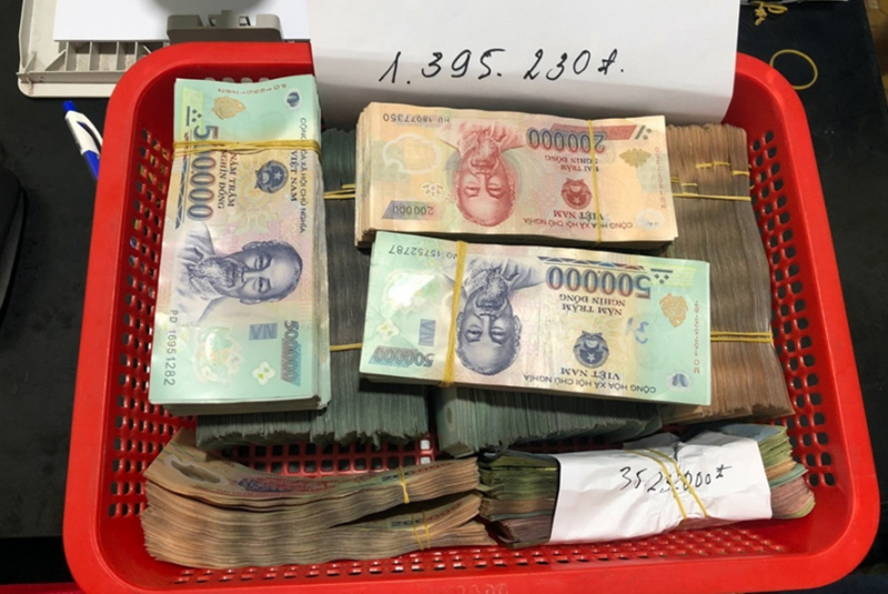 Triệt xoá sòng bạc trong quán karaoke tạm có 2 khẩu súng  -0