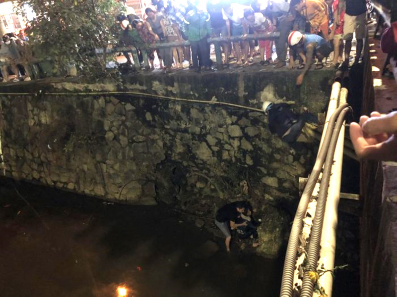 Tặng huy hiệu “Tuổi trẻ dũng cảm” cho nam thanh niên lao xuống sông cứu người -0