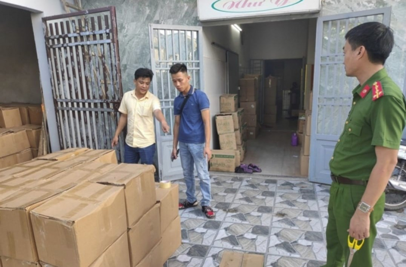 Đà Nẵng: 2 nhà nghỉ biến thành “kho chứa hàng hóa không rõ nguồn gốc” với số lượng khủng -0