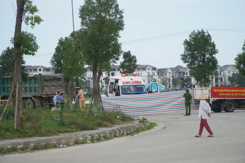 Va chạm với xe tải ben, thai phụ cùng 2 con gái tử vong tại chỗ -0