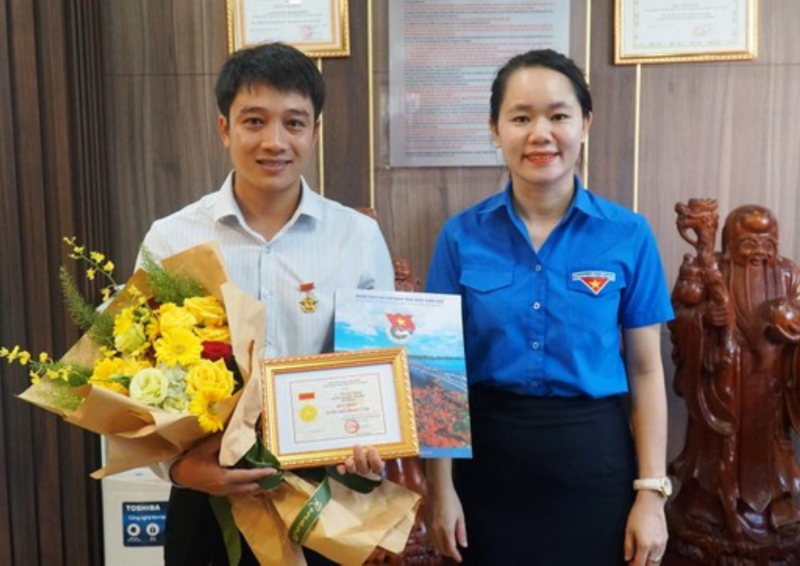 Tặng huy hiệu “Tuổi trẻ dũng cảm” cho nam thanh niên lao xuống sông cứu người -0