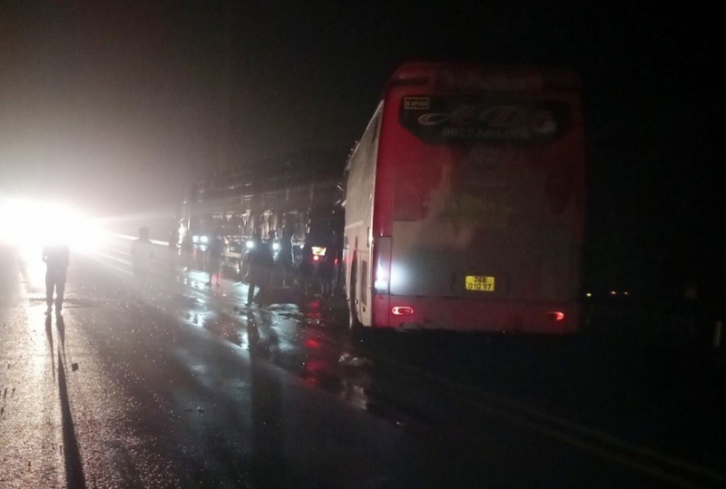 Tai nạn trong mưa trên cao tốc, 7 người thương vong -0