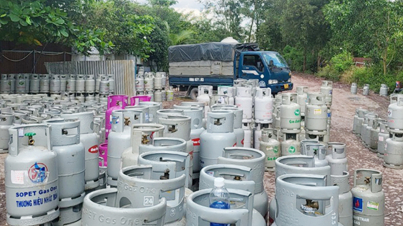 Cơ sở sang chiết gas lậu quy mô lớn núp bóng trong bãi đậu xe -0