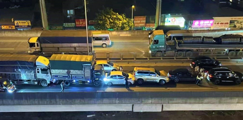 6 xe ô tô “dồn toa” ở đường vành đai 3 trên cao giờ cao điểm -0