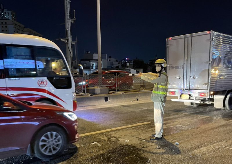 6 xe ô tô “dồn toa” ở đường vành đai 3 trên cao giờ cao điểm -0