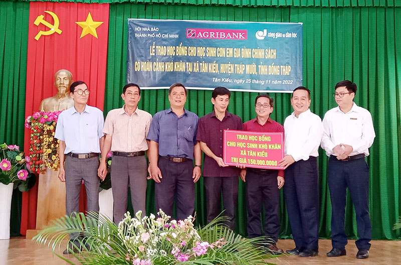 Agribank trao học bổng cho học sinh huyện Tháp Mười -0