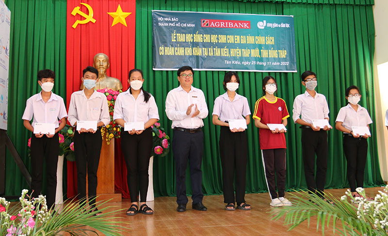 Agribank trao học bổng cho học sinh huyện Tháp Mười -1