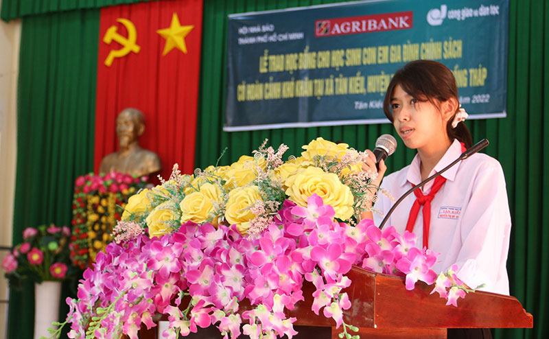 Agribank trao học bổng cho học sinh huyện Tháp Mười -0