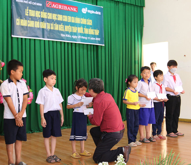 Agribank trao học bổng cho học sinh huyện Tháp Mười -0