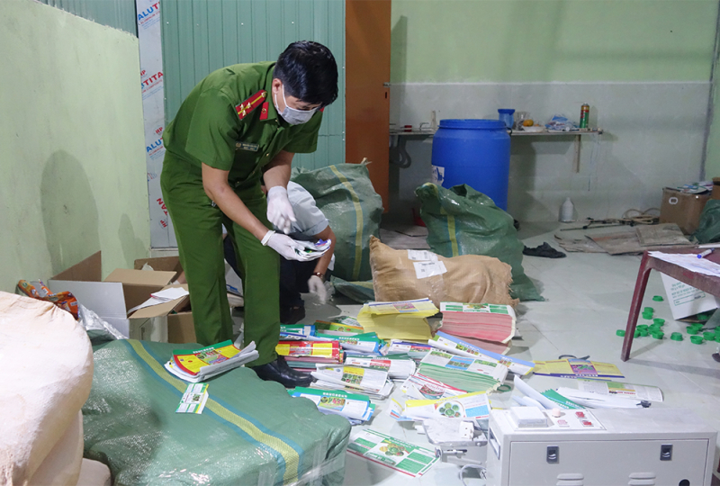 Bắt quả tang 2 đối tượng sản xuất thuốc BVTV giả -1