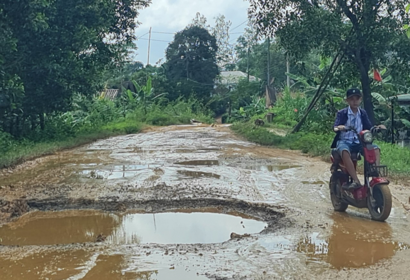 Đường dân sinh, cứu nạn, cứu hộ ở Quảng Trị bị xe tải chở cát phá nát -0