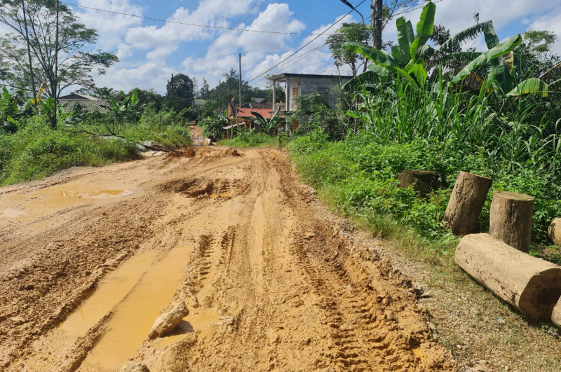 Đường dân sinh, cứu nạn, cứu hộ ở Quảng Trị bị xe tải chở cát phá nát -1