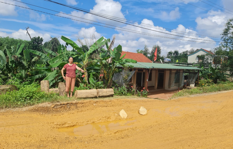 Đường dân sinh, cứu nạn, cứu hộ ở Quảng Trị bị xe tải chở cát phá nát -0