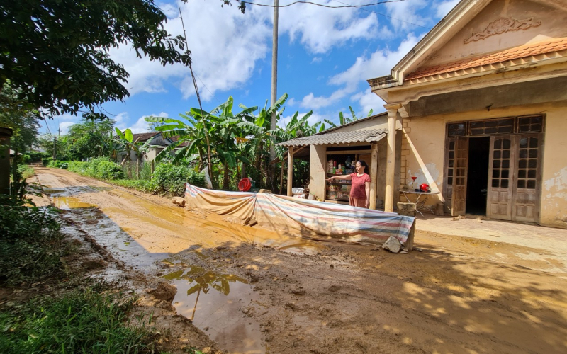 Đường dân sinh, cứu nạn, cứu hộ ở Quảng Trị bị xe tải chở cát phá nát -0