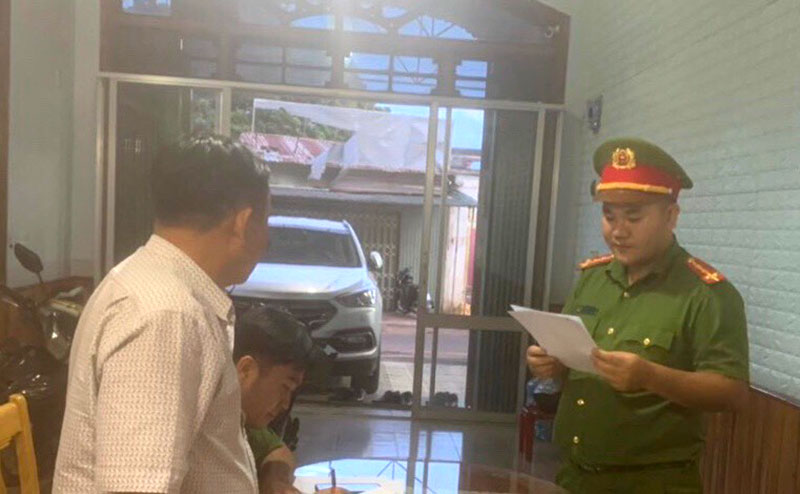 Khởi tố 4 đối tượng liên quan đến việc cấp 65 giấy chứng nhận quyền sử dụng đất trái quy định -0