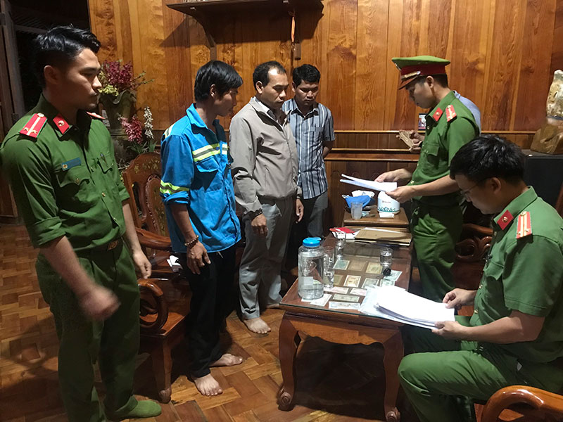 Khởi tố 4 đối tượng liên quan đến việc cấp 65 giấy chứng nhận quyền sử dụng đất trái quy định -0