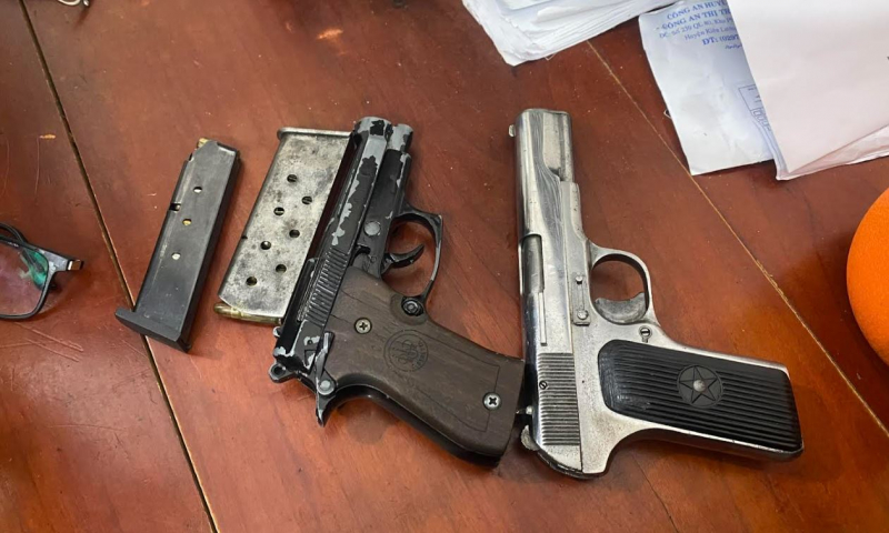 Bắt 2 “xạ thủ” mang súng quân dụng đi đòi nợ -0