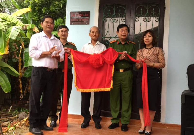 Công an Quảng Trị bàn giao nhà tình nghĩa cho thân nhân gia đình liệt sĩ -0