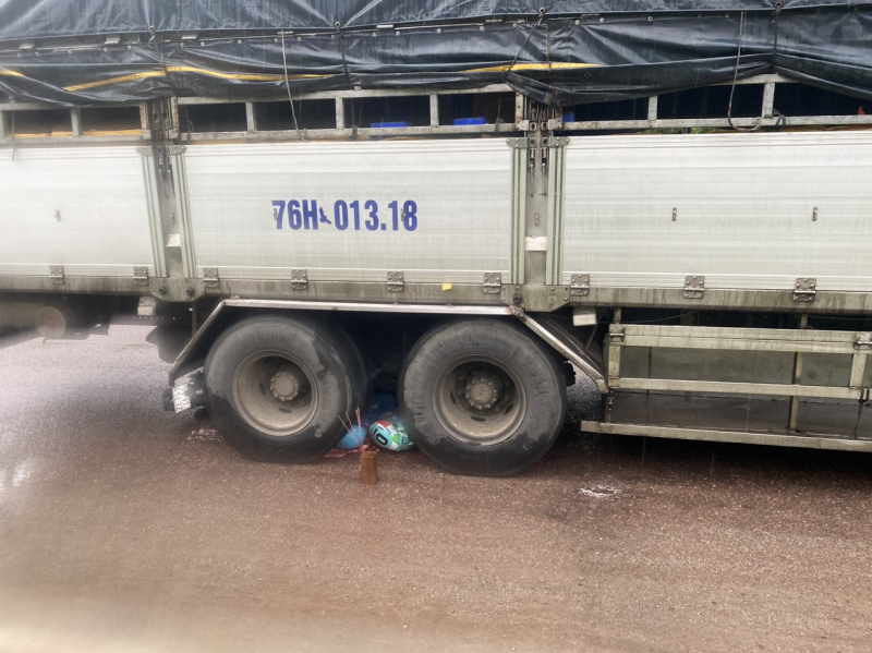 Khởi tố bị can và tạm giam tài xế lùi xe tải tông chết ba mẹ con  -0