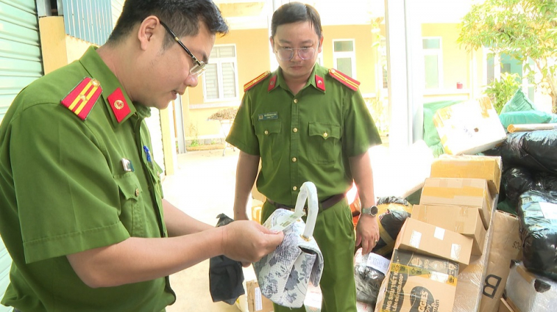 Xe chuyển phát nhanh chở nhiều hàng hóa không rõ nguồn gốc -0