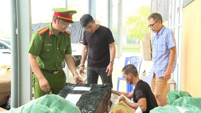 Xe chuyển phát nhanh chở nhiều hàng hóa không rõ nguồn gốc -0