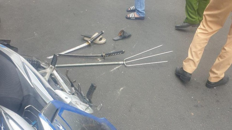 Từ vụ va chạm, CSGT ngăn chặn một vụ mang kiếm Nhật đi hỗn chiến -0