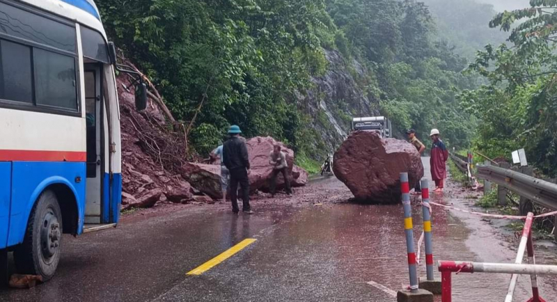 Sạt lở đường Hồ Chí Minh qua huyện Đakrông, Quảng Trị -0