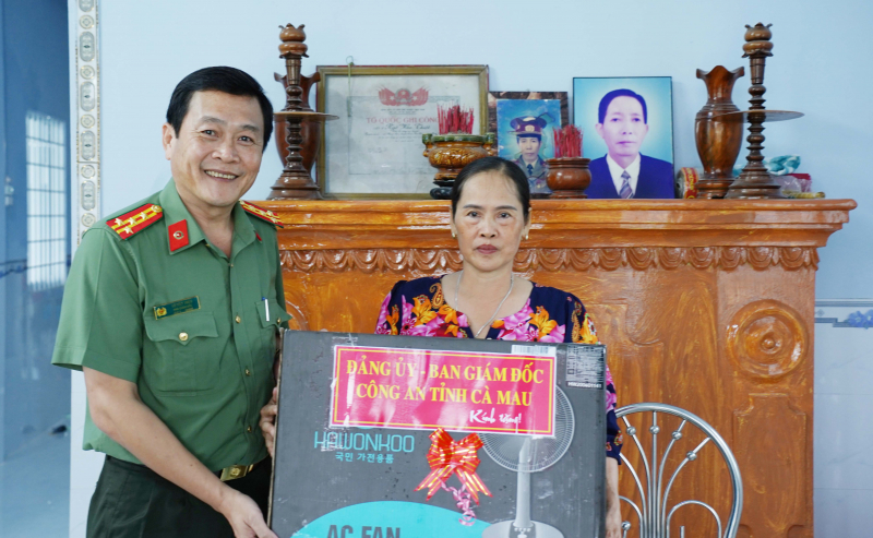 Công an Cà Mau bàn giao nhà tình nghĩa cho 3 gia đình liệt sỹ -0