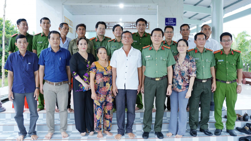 Công an Cà Mau bàn giao nhà tình nghĩa cho 3 gia đình liệt sỹ -1