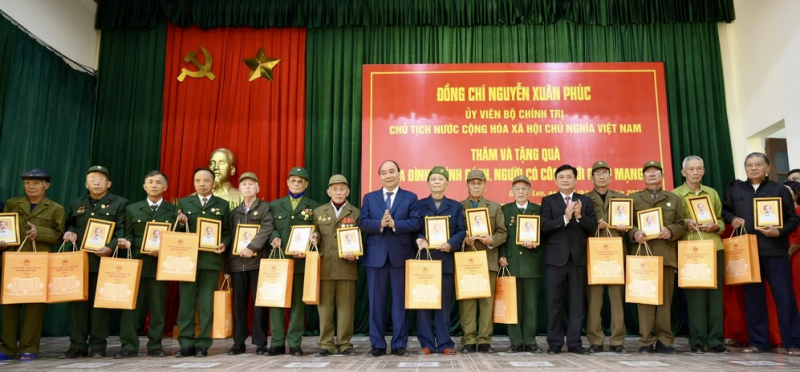 Chủ tịch nước Nguyễn Xuân Phúc dâng hương tưởng niệm Nữ sĩ Hồ Xuân Hương -0