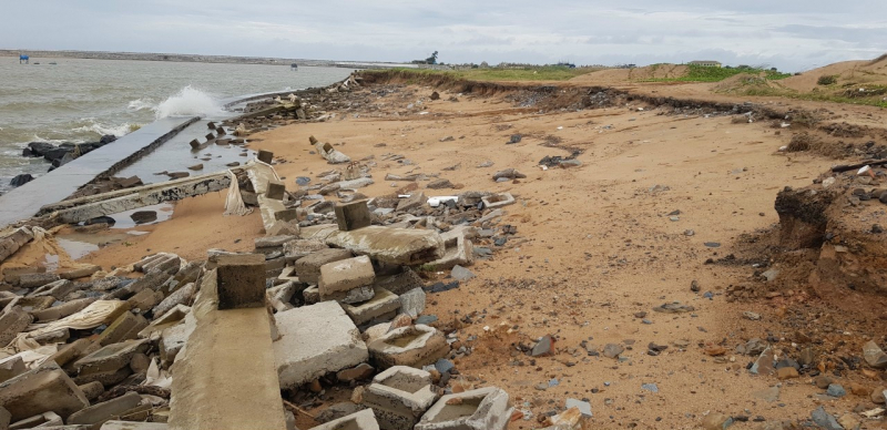 Bờ kè hữu ngạn hạ lưu sông Đà Rằng hư hỏng, sụt lún nhiều đoạn -0