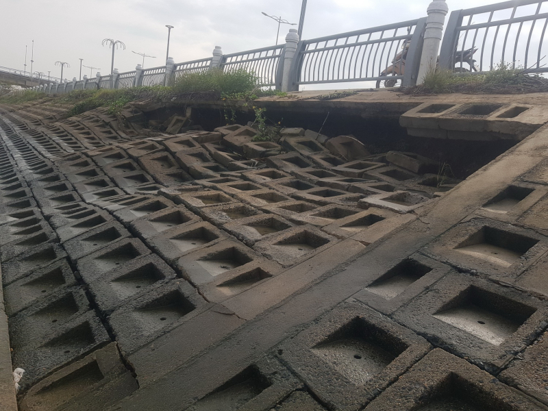 Bờ kè hữu ngạn hạ lưu sông Đà Rằng hư hỏng, sụt lún nhiều đoạn -1