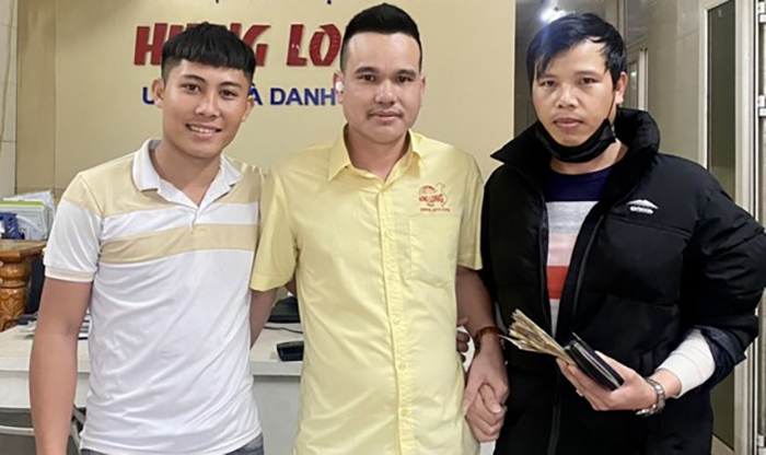 Tài xế và phụ xe trả lại gần 200 triệu đồng cho khách để quên -0