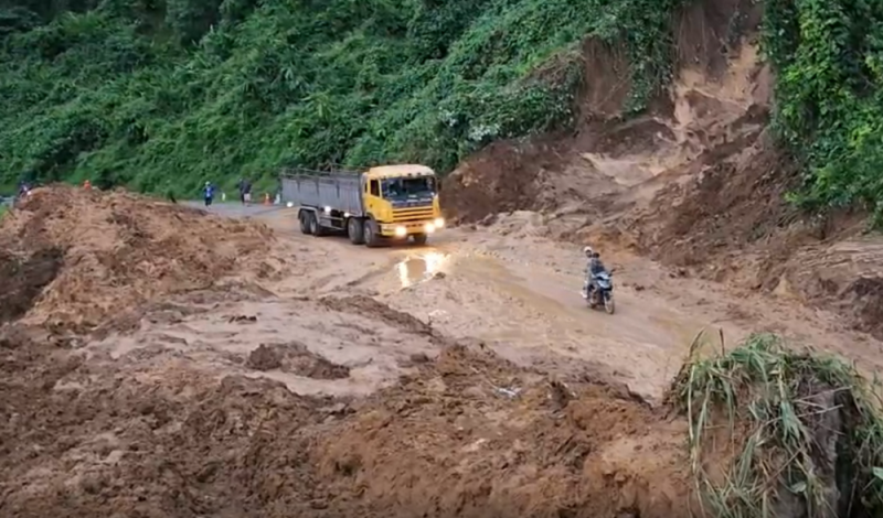 Thông xe một làn tại nơi sạt lở trên QL19C sau 36 giờ nỗ lực khắc phục sự cố -0