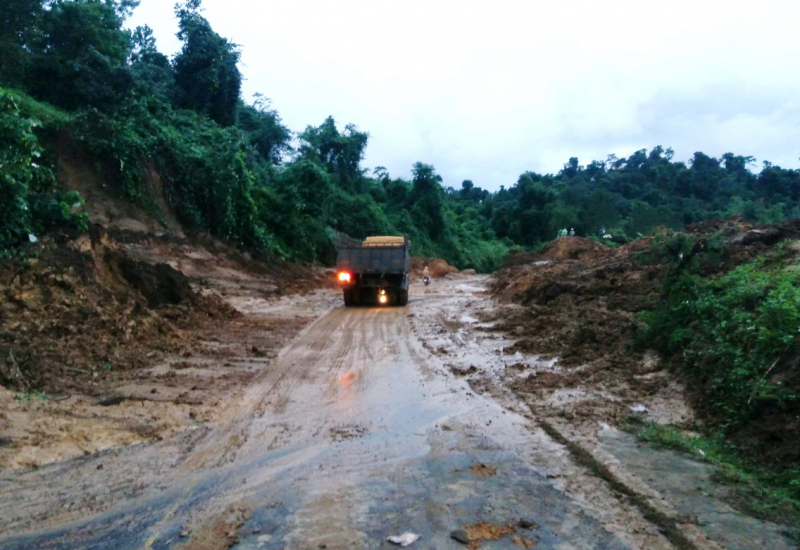 Thông xe một làn tại nơi sạt lở trên QL19C sau 36 giờ nỗ lực khắc phục sự cố -0