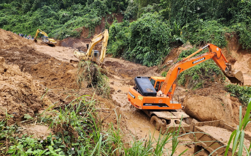 Thông xe một làn tại nơi sạt lở trên QL19C sau 36 giờ nỗ lực khắc phục sự cố -0