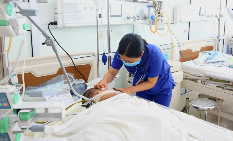 Trẻ bị liệt mềm toàn thân, biến chứng nặng sau nhiễm Adenovirus -0