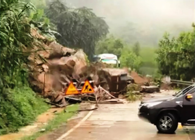 Mưa lớn gây ngập sâu và sạt lở đất tại Trung bộ -0