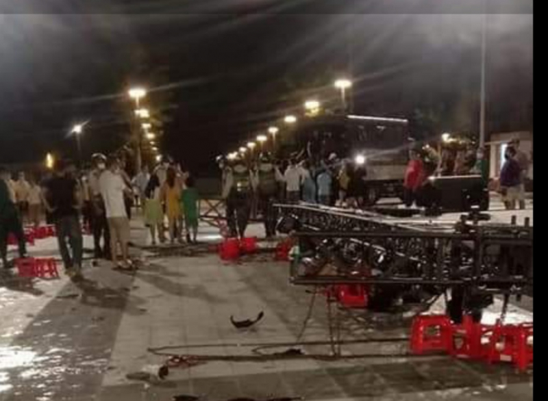 Sập sân khấu ngoài trời ở Bình Dương, 6 người bị thương -0