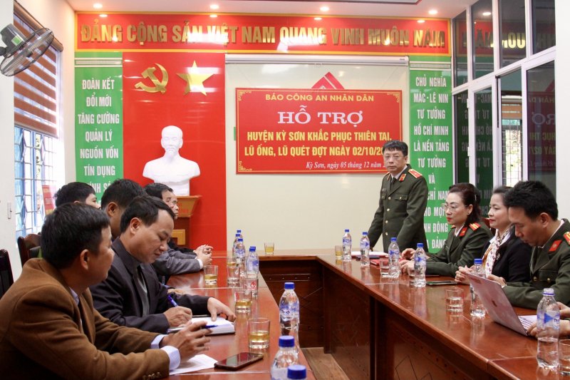 Báo CAND trao tặng nhà tình nghĩa cho 4 gia đình có nhà bị lũ cuốn trôi -0