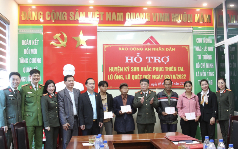 Báo CAND trao tặng nhà tình nghĩa cho 4 gia đình có nhà bị lũ cuốn trôi -0