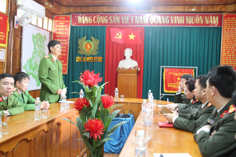 Báo CAND trao tặng nhà tình nghĩa cho 4 gia đình có nhà bị lũ cuốn trôi -0