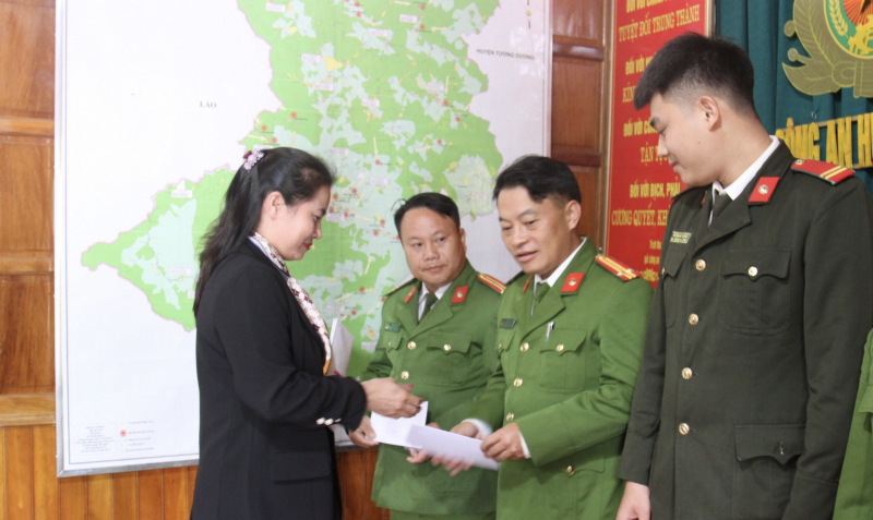 Báo CAND trao tặng nhà tình nghĩa cho 4 gia đình có nhà bị lũ cuốn trôi -0