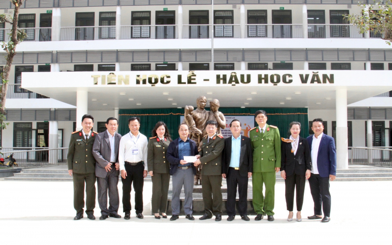 Báo CAND trao tặng nhà tình nghĩa cho 4 gia đình có nhà bị lũ cuốn trôi -0