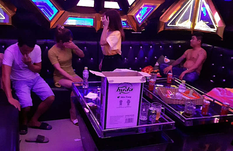Hàng chục nam, nữ đến 2 cơ sở karaoke để phê ma túy -0