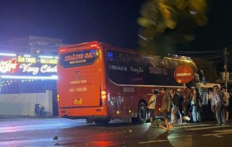 Va chạm ôtô khách, 2 vợ chồng đi xe máy tử vong -0