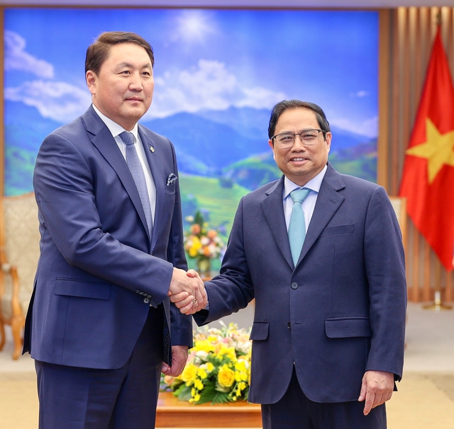 Thủ tướng Phạm Minh Chính tiếp Bộ trưởng Quốc phòng Mông Cổ -0